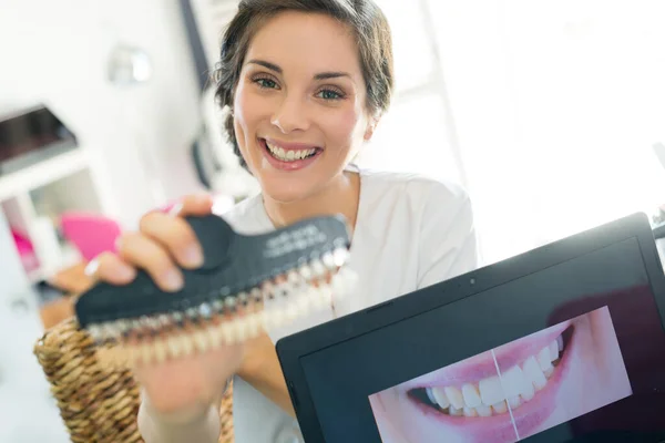 Chica Sonriente Con Dientes Blancos — Foto de Stock