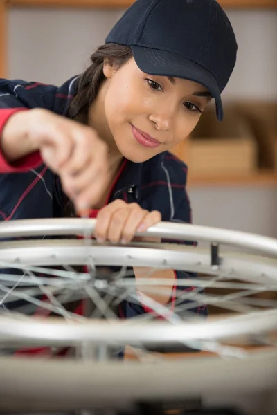 Vrouw Werknemer Reparatie Rolstoel Wiel — Stockfoto