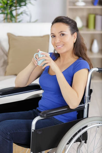 Mujer Bebiendo Café Una Silla Ruedas — Foto de Stock