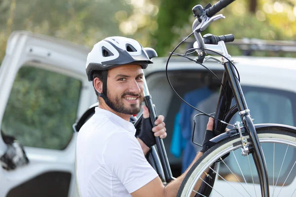 Hombre Tomar Bicicleta Desde Techo Del Coche — Foto de Stock