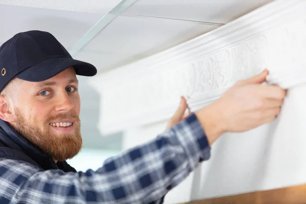 Uomo Sta Installando Lavori Riparazione Battiscopa All Interno — Foto Stock