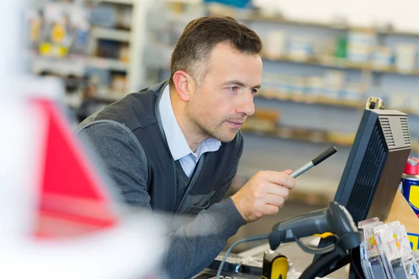 Man Använder Dator Järnaffär — Stockfoto