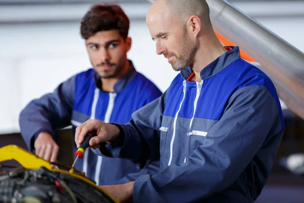 Mecânico Aprendiz Trabalhando Carro Juntos — Fotografia de Stock