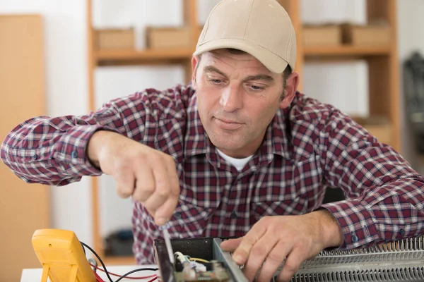 Homem Que Fixa Peças Radiador — Fotografia de Stock