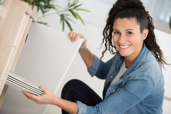 Gelukkig Vrouw Opruimt Keuken — Stockfoto