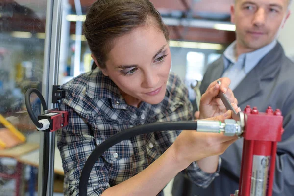 Supervisor Watching Female Apprentice Mechanic — Stock Photo, Image