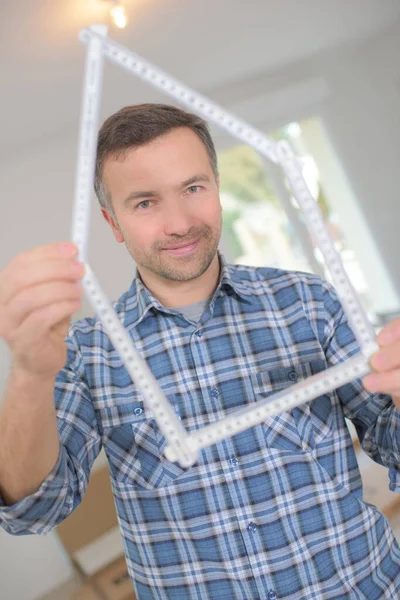 Hombre Sosteniendo Una Casa Forma Regla — Foto de Stock