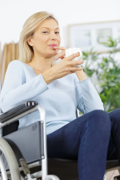 Mujer Feliz Tomando Una Taza Café Por Mañana — Foto de Stock