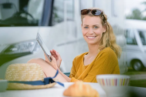 Jonge Vrouw Met Een Tablet Natuur — Stockfoto