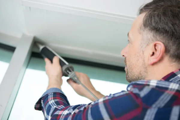 Hombre Con Sellador Silicona Fijación Una Ventana — Foto de Stock