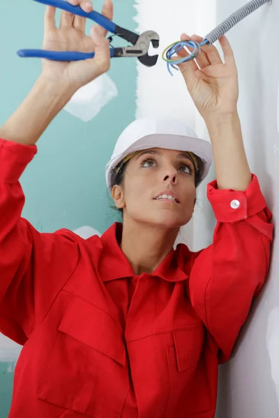 Kvinnliga Byggare Som Arbetar Med Kablar — Stockfoto