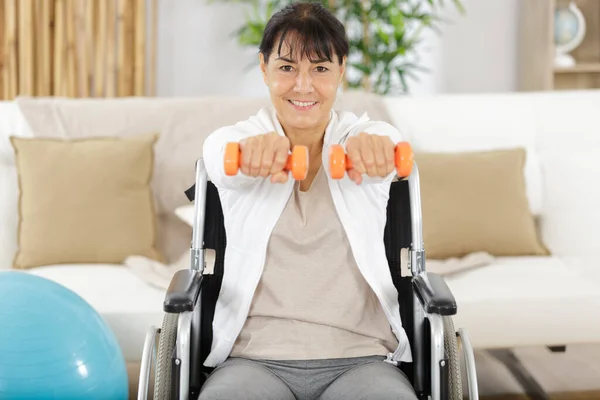 Portrait Femme Âgée Fauteuil Roulant Soulevant Haltères — Photo