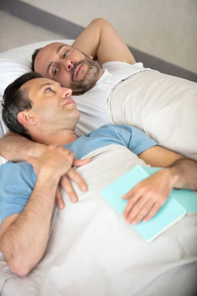 Ευτυχισμένο Γκέι Ζευγάρι Ξαπλωμένο Στο Κρεβάτι — Φωτογραφία Αρχείου