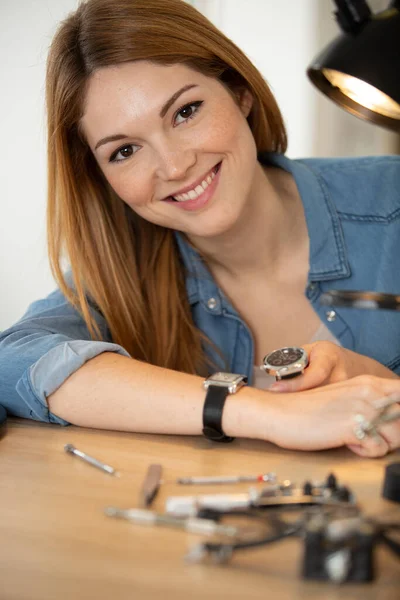 Ambachtelijke Vrouw Reparaties Horloges Met Gereedschap — Stockfoto