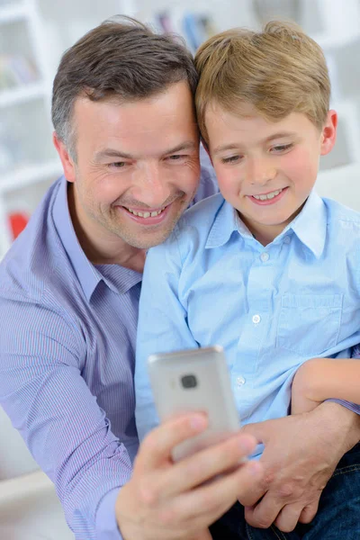 Pai Filho Lendo Uma Mensagem — Fotografia de Stock