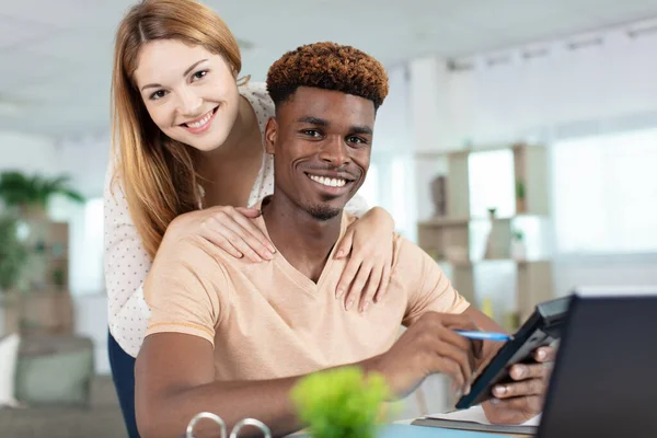 Gemengd Ras Familie Paar Gebruik Laptop Computer Thuis — Stockfoto