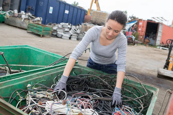 Mujer Trabajando Depósito Chatarra Segregando Los Cables — Foto de Stock