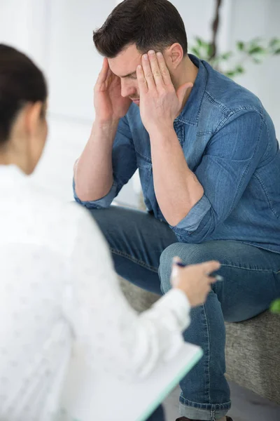 Terapeuta Animando Paciente Extremadamente Deprimido —  Fotos de Stock