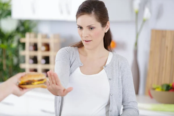 Ung Gravid Kvinna Vägrar Att Äta Hamburgare — Stockfoto