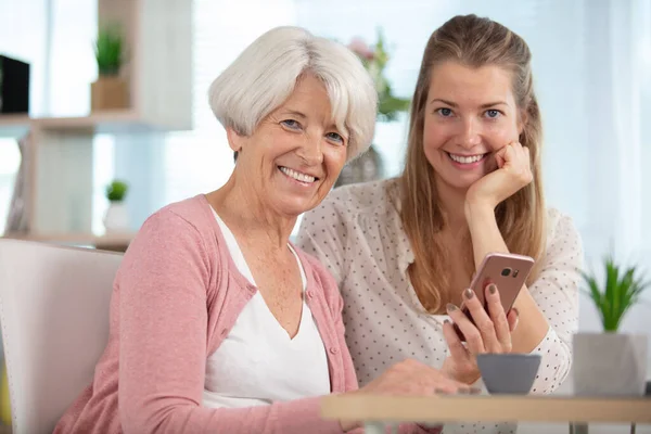 Freudige Frau Und Ihre Tochter Machen Selfies — Stockfoto