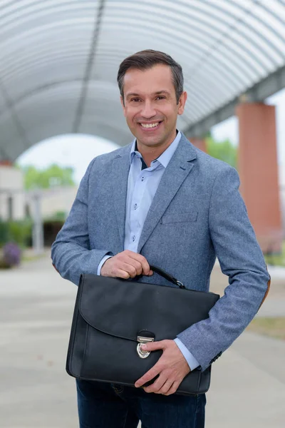 Geschäftsmann Steht Vor Bauhintergrund — Stockfoto