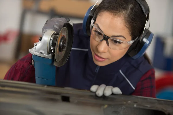 Young Woman Working Metal Workshop — Stock Photo, Image