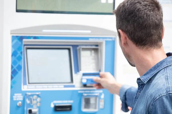 Homme Détient Carte Crédit Côté Guichet Automatique Pour Retrait Argent — Photo