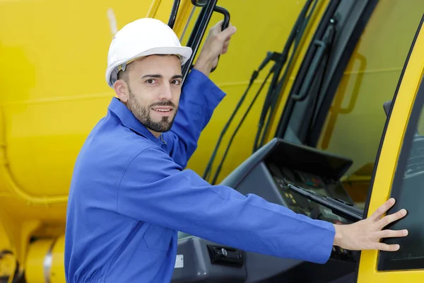 Operador Equipo Pesado Masculino Sonriendo Antes Subir Bordo —  Fotos de Stock