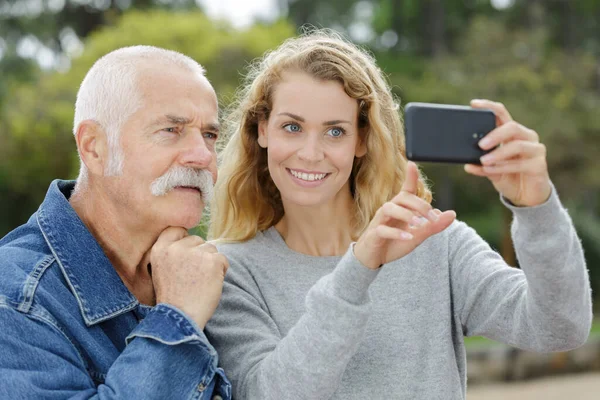 Senior Hija Haciendo Selfie Aire Libre — Foto de Stock