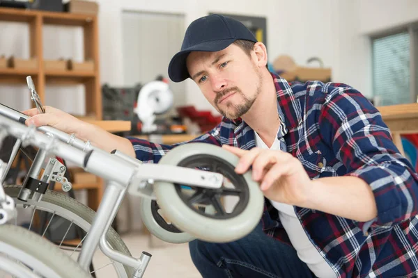 Mann Repariert Rollstuhl Werkstatt — Stockfoto