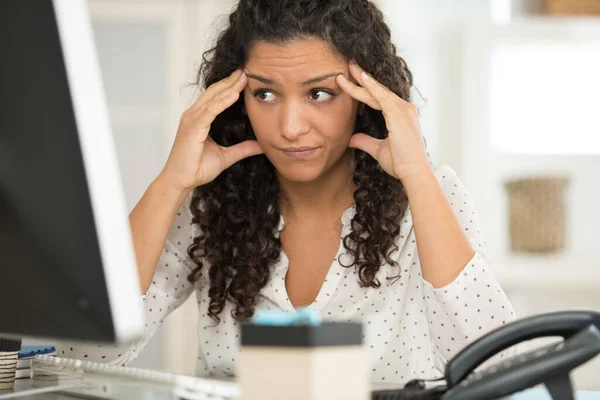Stressad Kvinna Som Arbetar Med Bärbar Dator — Stockfoto