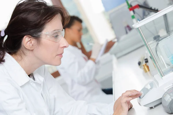 Vrouwelijke Onderzoeker Een Laboratorium — Stockfoto