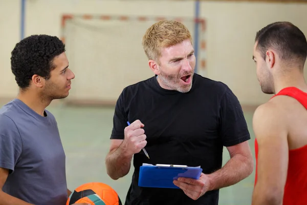 Fußballtrainer Mit Trainingsplan Mit Seinem Team — Stockfoto