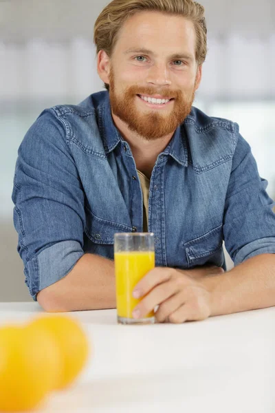 Homem Feliz Bebendo Suco Laranja — Fotografia de Stock