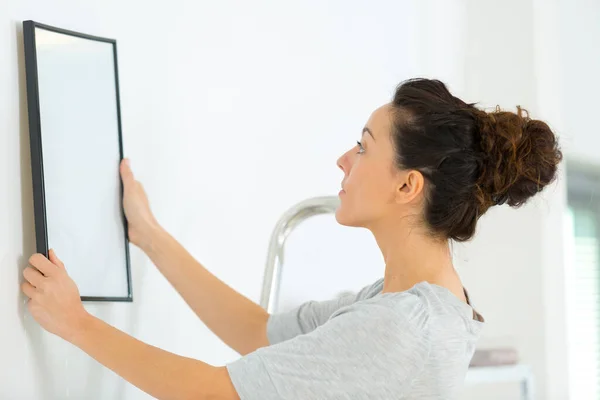 Vrouw Opknappen Van Een Huis — Stockfoto