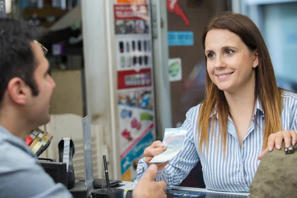 Empleado Que Paga Cliente — Foto de Stock