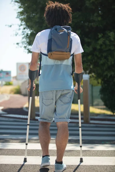 Homem Com Muletas Cruzando Pedestres — Fotografia de Stock