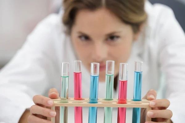 Assistente Laboratório Olhando Para Tubo Ensaio — Fotografia de Stock