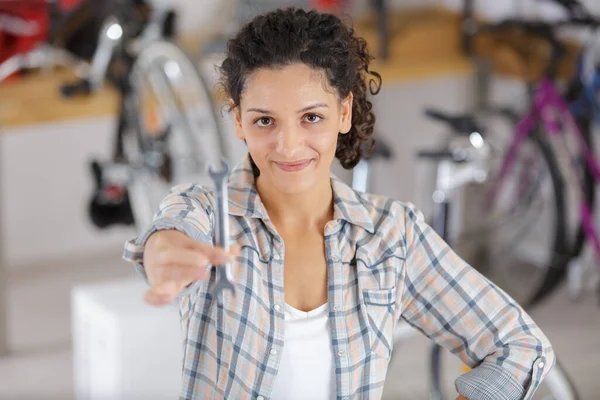 Eine Lächelnde Frau Mit Schraubenschlüssel — Stockfoto