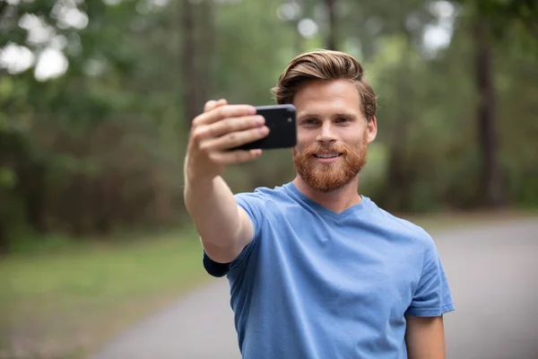 Vandrare Man Mössa Gör Selfie Skogen — Stockfoto