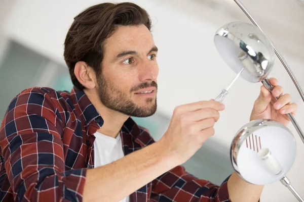 Homme Installant Une Ampoule Neuve Dans Une Lampe — Photo