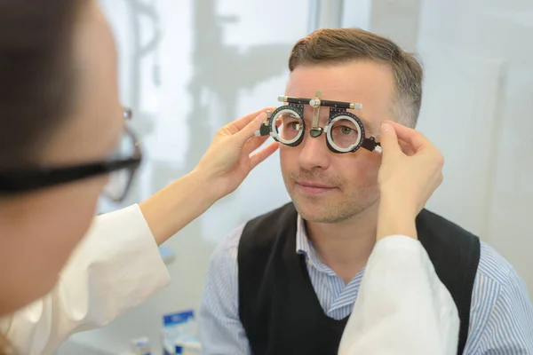 Hombre Que Usa Foropter Para Prueba Ocular — Foto de Stock