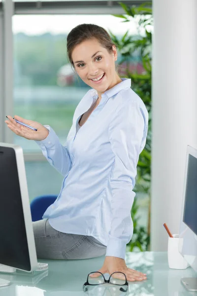 Μια Ευτυχισμένη Γυναίκα Γραφείο Επιχειρήσεων — Φωτογραφία Αρχείου
