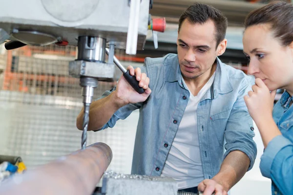 Jóvenes Técnicos Que Trabajan Máquina Perforación Pilares Taller —  Fotos de Stock