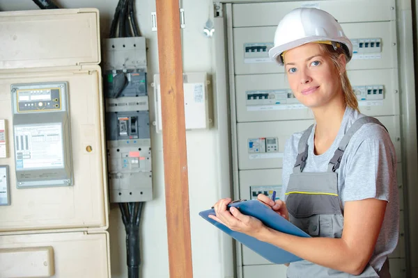 Vrouwelijke Elektricien Met Klembord Dat Een Meter Afleest — Stockfoto