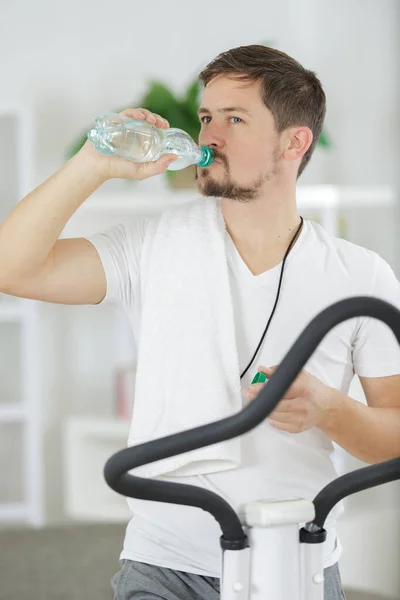 Glücklicher Sportler Trinkt Wasserflasche — Stockfoto