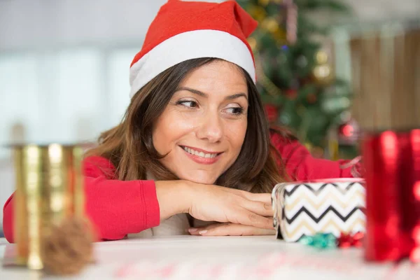 Retrato Mulher Frente Árvore Natal — Fotografia de Stock