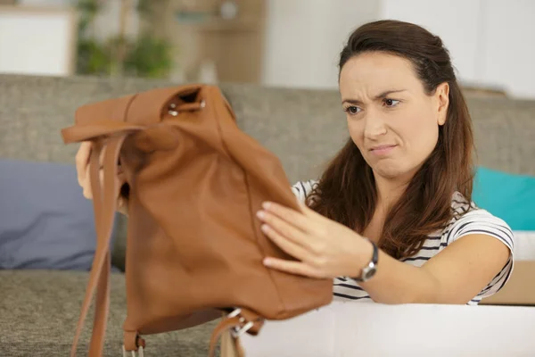 Mujer Está Segura Sobre Paquete — Foto de Stock