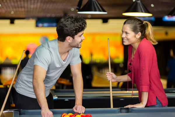 Retrato Jovem Casal Jogando Bilhar — Fotografia de Stock