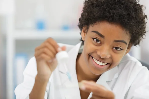 Portret Van Vrouwelijke Wetenschapper Met Pipetdruppelaar — Stockfoto